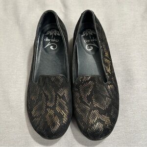 Sz. 36 Dansko Olivia black/gold snake print loafers, comfort, walking, slip-on